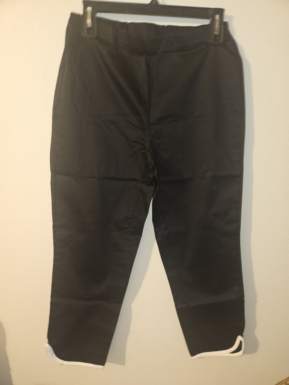 C Wonder Womans Black Capri Pants With White Trim On Bottom Size 4